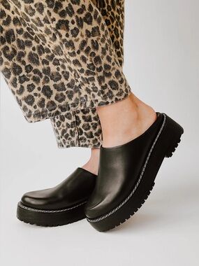 Matisse Lena Lug Sole Leather Mule Clogs in Black / size 8.5 🖤